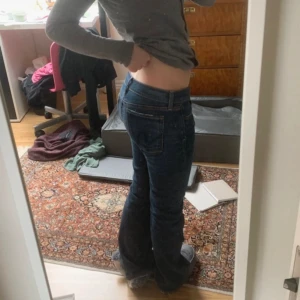 lågmidjade bootcut jeans - Skitsnygga låga jeans från Citizen of Humanity, tyvärr för små för mig men sitter bra i längden på mig som är ish 168/170.   midjemått: 39cm tvärs över   innerbensmått: 78cm ytterbensmått: 96cm Pris kan diskuteras 