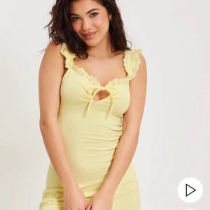 In Love Dress - Säljer denna fina klänningen! har aldrig använts, det är inga fel på klänningen då den är i nyskick.   •Stretchigt material   •Minilängd   •Är 170 cm lång    För mer bilder skriv privat. 