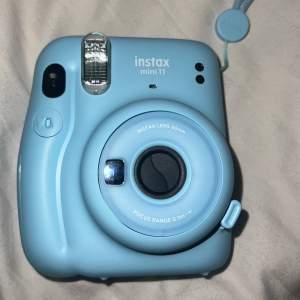 Säljer min instax mini 11 i blå då den tyvärr inte kommer till användning. Bjuder med denna fina väska till. 