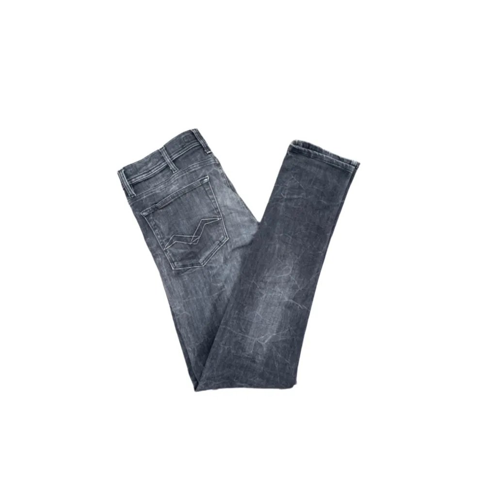 Säljer riktigt feta svarta replay jeans!  Modell: Jodrill (slim fit) Storlek: M, modellen är 170cm lång och väger 50kg. Skick: 8/10, inga skador men har lite skrynkel märken. Skriv självklart om ni har några frågor!🙌. Jeans & Byxor.