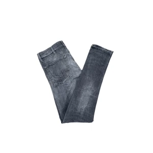 Replay jeans - Säljer riktigt feta svarta replay jeans!  Modell: Jodrill (slim fit) Storlek: M, modellen är 170cm lång och väger 50kg. Skick: 8/10, inga skador men har lite skrynkel märken. Skriv självklart om ni har några frågor!🙌