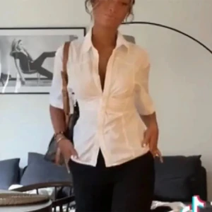 Snyggaste toppen  - Köp nu 400!!! Köpt från plick och någon har klippt av lappen! Men den är från zara