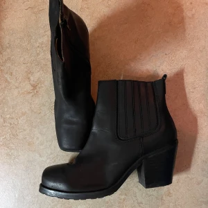 Boots Nilson Shoes - Fina boots i skinn från Nilson Shoes. Sparsamt använda, i fint skick! Storlek 40. 