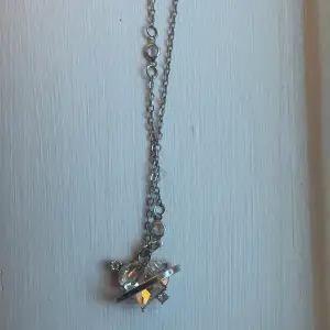 Ett gulligt halsband som jag hittade i mitt smyckeskrin! Jag har bara använt den en gång och den är i nyskick❤️