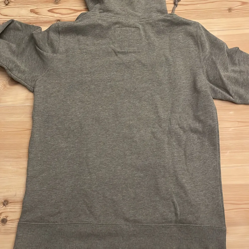 Grå hoodie från Hollister. Storlek S. Ganska liten i storlek. Säljer den på grund av att den inte längre passar mig.  Använd några gånger i fint skick  . Hoodies.