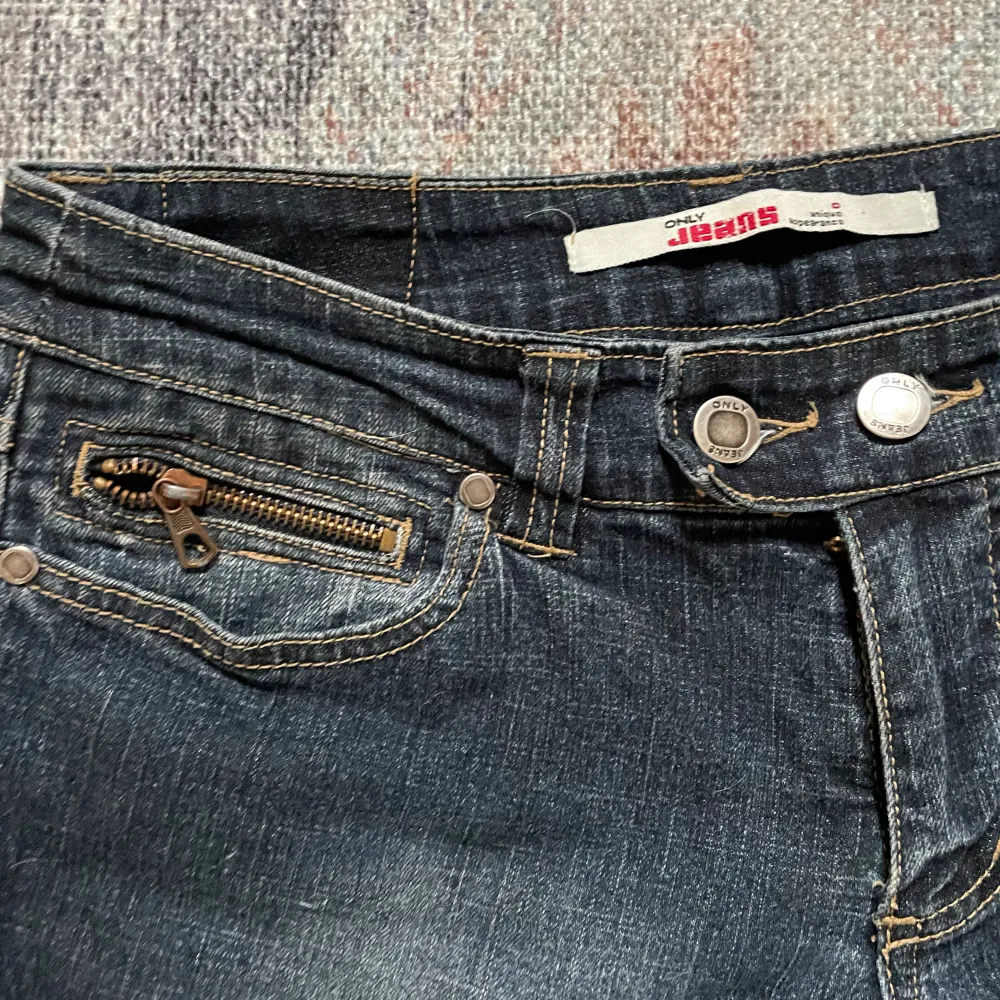 I välldigt bra skick, två knappar o lite andra fina detaljer 🤍. Jeans & Byxor.