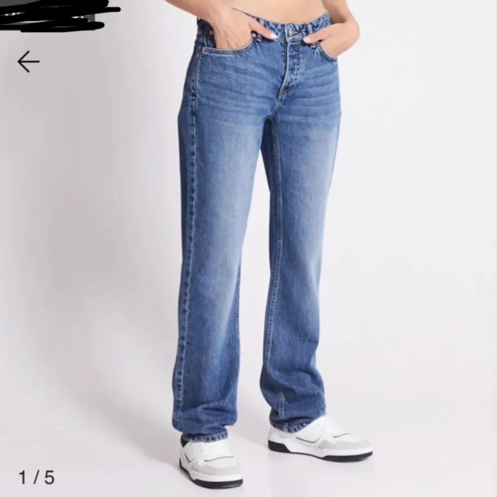 Jeans från lager 157  Har använt ganska mycket och ser lite slitna ut men är i bra skick.  Dessa jeans har lite lite fläckar som knappt syns, så man lägger verkligen inte märke till det.  Kan skicka bild!! Går att puta😉   Men annars jättefina💘💘 . Jeans & Byxor.