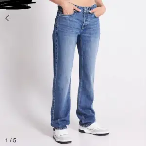 Jeans från lager 157  Har använt ganska mycket och ser lite slitna ut men är i bra skick.  Dessa jeans har lite lite fläckar som knappt syns, så man lägger verkligen inte märke till det.  Kan skicka bild!! Går att puta😉   Men annars jättefina💘💘 