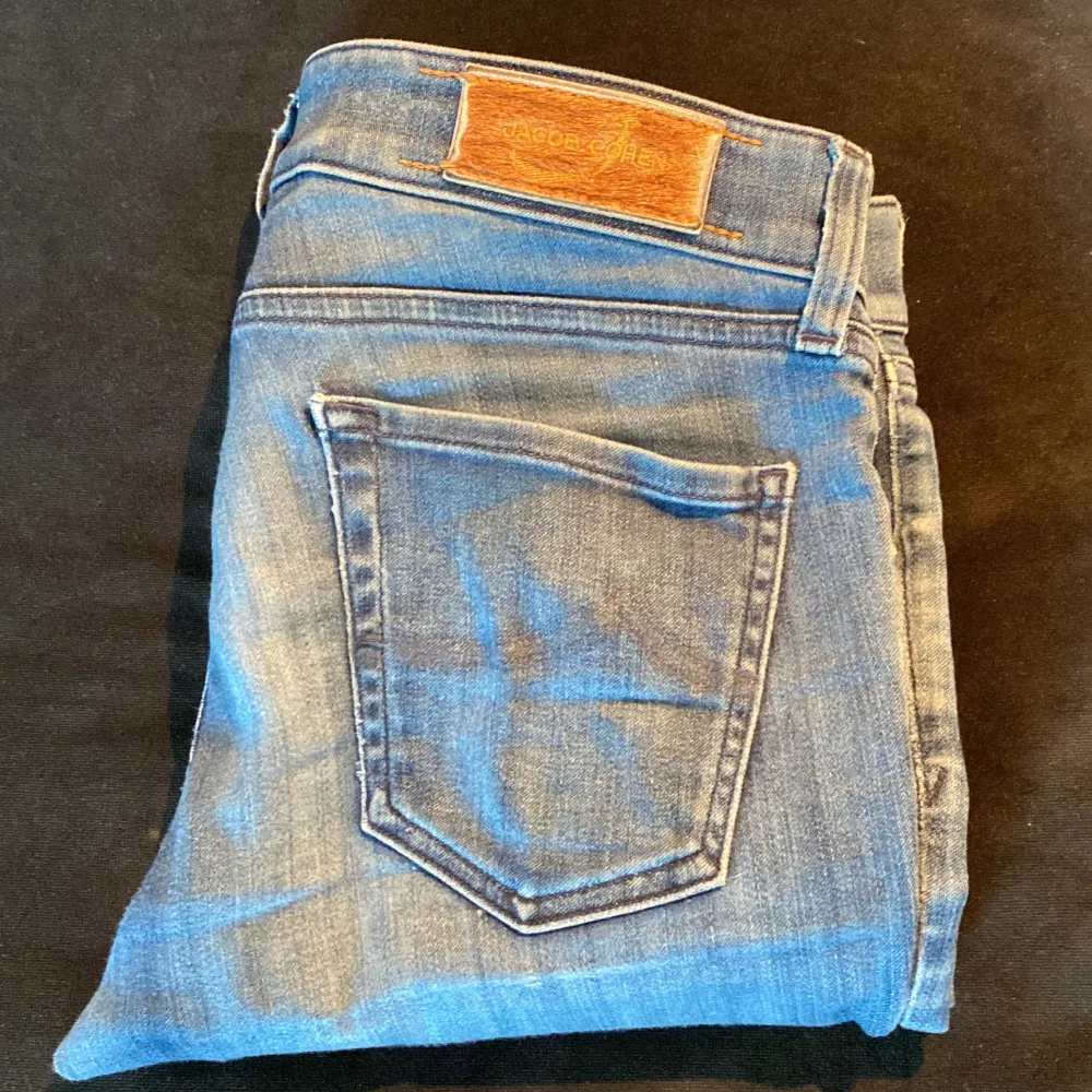Jacob Cohen jeans i strl 27 i bra skick byxorna är Slim fit. Jeans & Byxor.