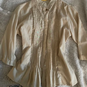 Gul skjorta - Från storm. Liten i storleken 