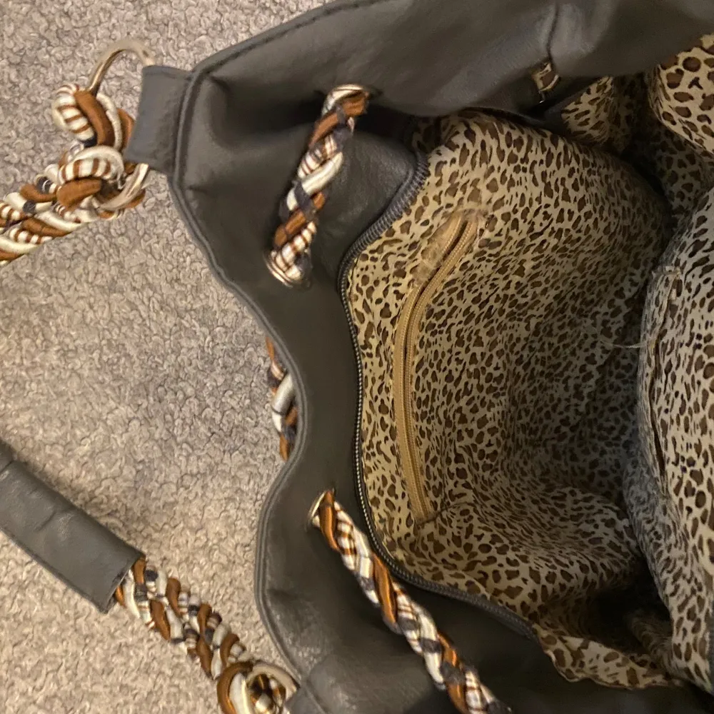 Handväska, med fina detaljer och leopardmönster inuti 💕. Väskor.
