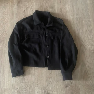 Jacka - Tunn jacka från Shein i storlek S som är oanvänd.