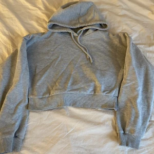 Grå croppad hoodie - Sparsamt använd, bekväm och lättstylad hoodie i mjukt material. 
