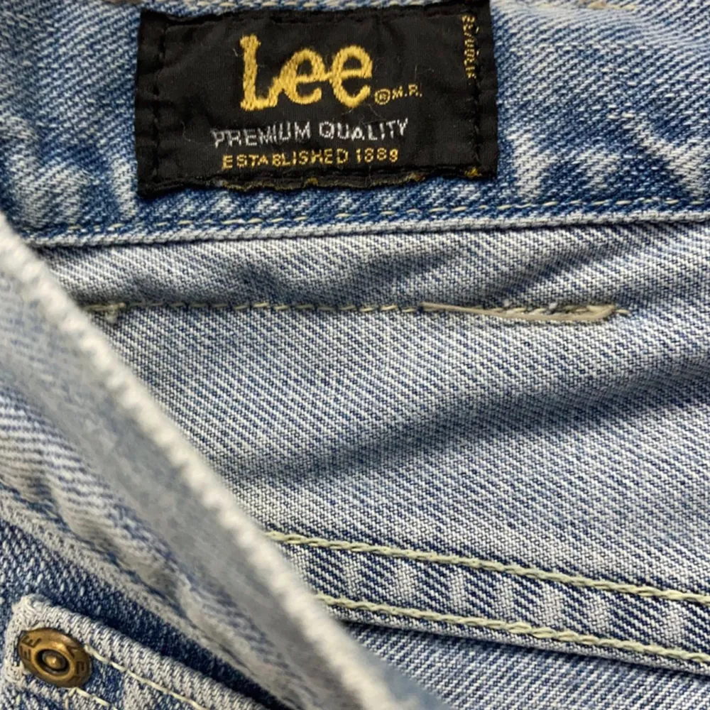 Fina jeans i rak skön passform från Lee. Väldigt fint skick, sparsamt använda. Sitter precis som storlek 32 ska göra.. Jeans & Byxor.