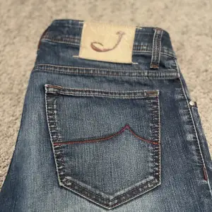 Säljer dessa as fete Jacob Cohen jeans, knappt använda. Dem är riktigt feta med en snygg och passande färg till alla kläder. Passar mig som är 180 och väger 60-65 kg  Hör av dig vid fler frågor 