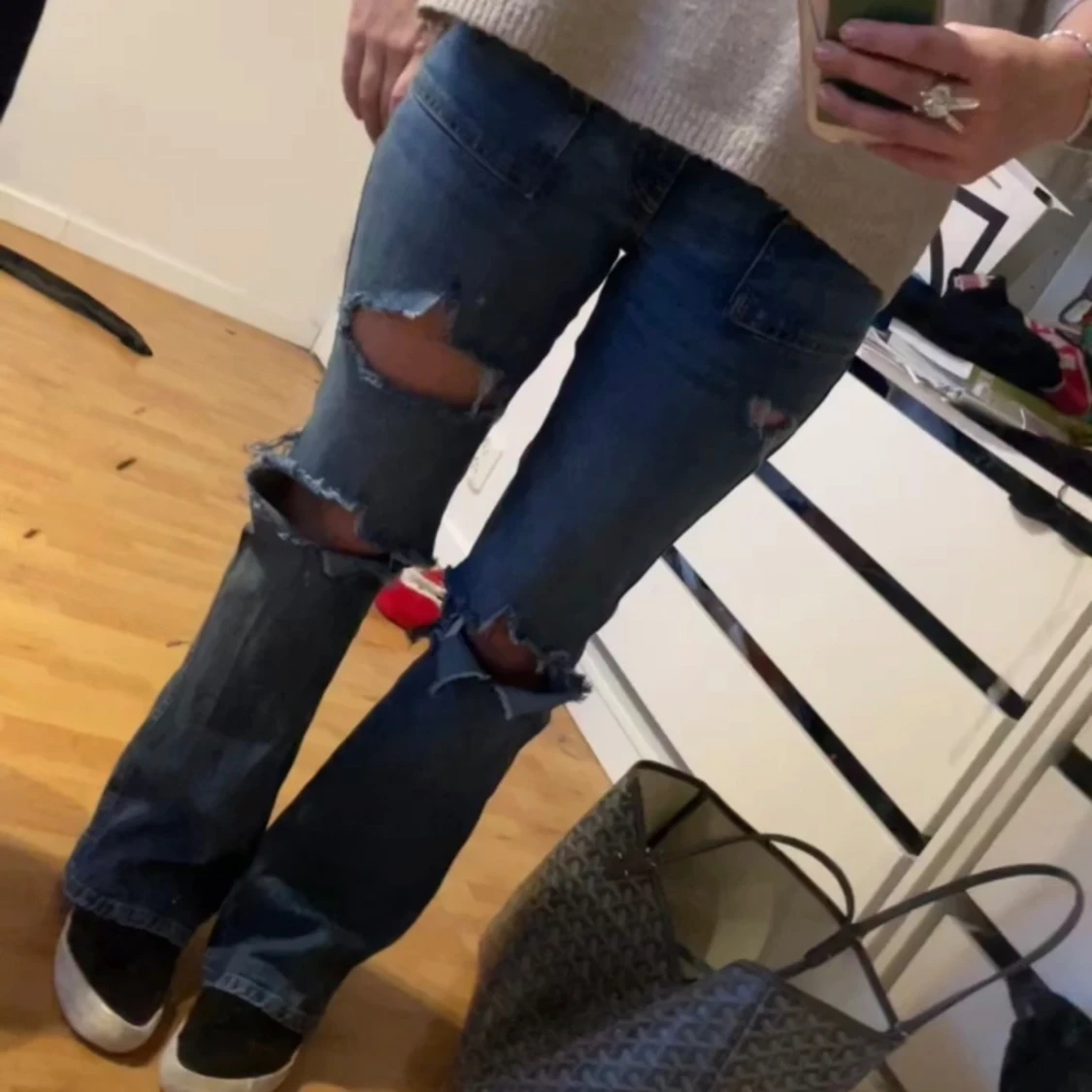 Lågmidjade bootcut jeans med hål  - 90
