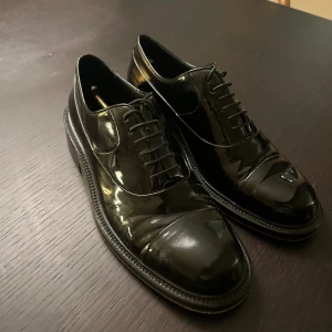 Hugo Boss Lackskor - Tjena! Säljer farsans lackskor som endast är använda en gång (Bröllop).  Perfekta till skolbalen eller annat. Nypris på dessa ligger runt 2500kr. Priset är inte fast!