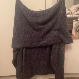 Blågrå stickad off shoulder tröja - En aldrig använd blågrå stickad off shoulder tröja från hm i storlek m🙌💕 Har för mig nypriset var kring 300-400:)