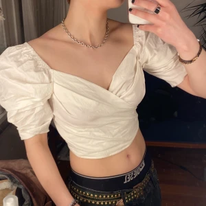 Snygg vit topp - Passar till student, konfirmation, fest  eller bara till sommaren❤️ Köpare står för frakt🤝