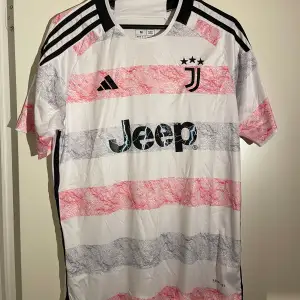Säljer min Juventus tröja säsong 2023/24 fans version. Har aldrig använts och pris kan diskuteras 