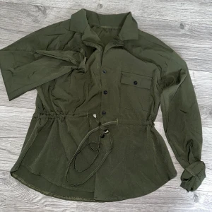 Grön tunn skjorta  - Oanvänd storlek M 