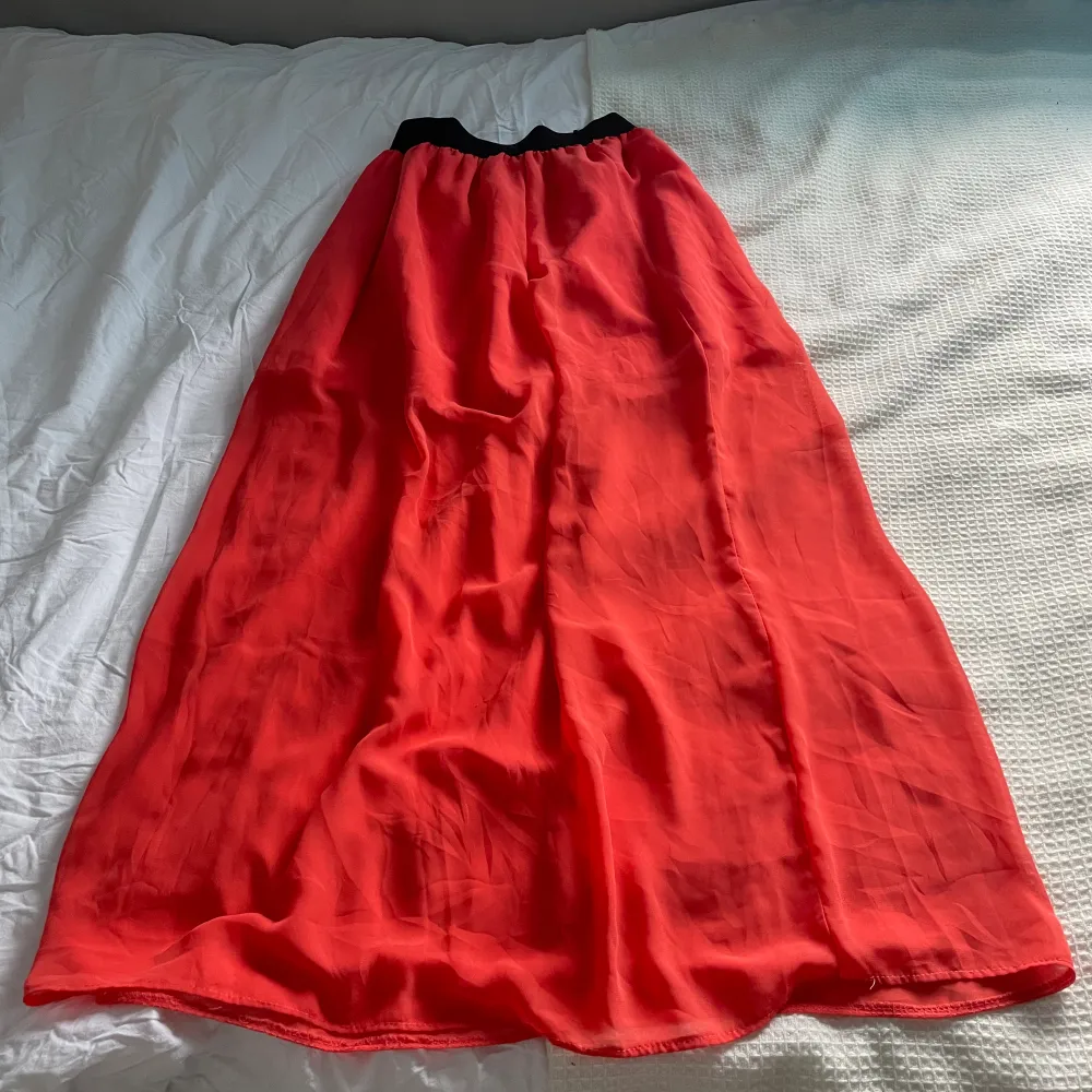 Söt lång kjol till sommaren, säljer även en likadan röd. 100 cm lång, jag är 160 cm för referens. Väldigt stretchigt resårband i midjan, vilket gör att den passar dig om du är mellan xs-m (jag är en xs). Finns ingen lapp i, så det står inte storlek. Kjolar.