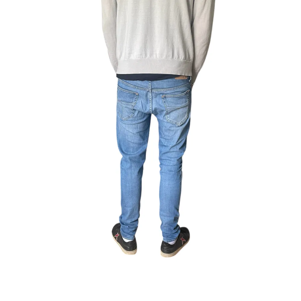Säljer dessa populära tiger of Sweden jeans i passform slimfit W31/L34. I bra skick 9/10. Sitter perfekt på modellen som är 189 75kg. Kontakta oss för fler bilder eller funderingar!. Jeans & Byxor.