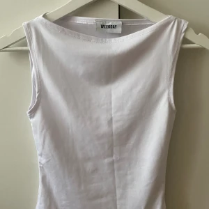 Annie boatneck sleevless top - Helt nytt Linne från weekday. Säljer då den är för liten, aldrig använt💓