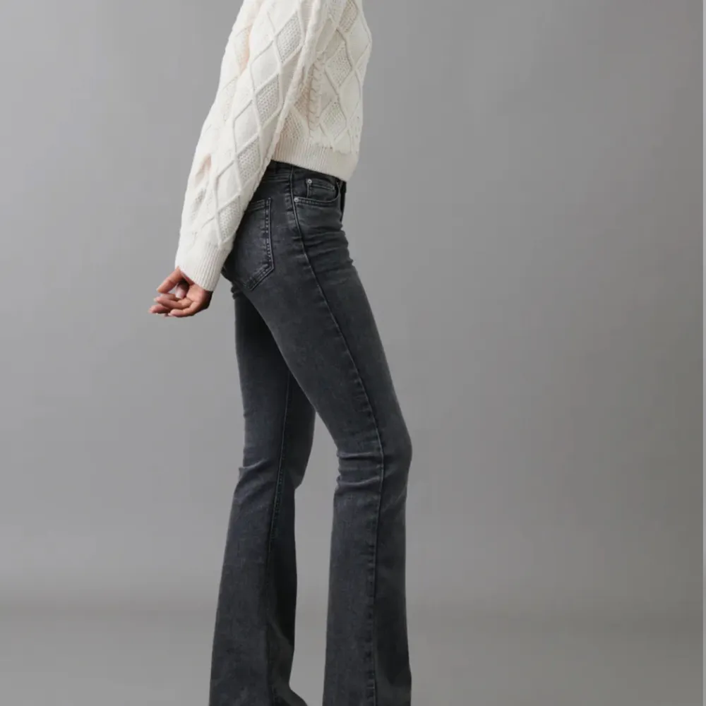 Säljer mina jätte fina jeans från Gina Tricot då jag rensar ut kläder🤗❤️ dom är i jätte bra skick, inga hål eller fläckar🥰 och nypris är 499,95kr😽. Jeans & Byxor.