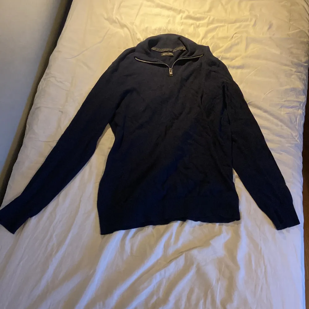 Säljer en Jack & Jones halfzip i marinblå. I storlek S passar M. Inga defekter alls och ser perfekt ut.. Tröjor & Koftor.