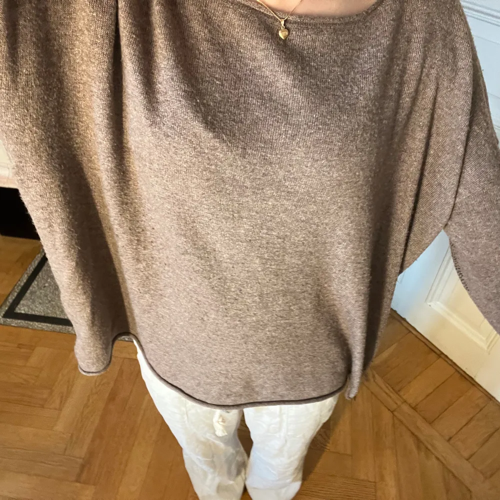 En brun over sized tröja med diamanter på armbågen och deagskedja lägst kanten. Super fin är knappt använd. Tröjor & Koftor.