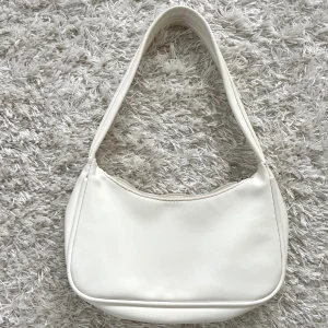 Vit handväska 🤍 - Vit handväska, nästan aldrig använd 🤍