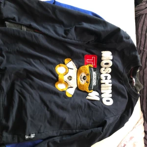 Tröja  -  har ett hål under armen men annars är det helt okej 