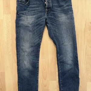 Jacob Cohen jeans - Jacob Cohen jeans i mycket bra skick 8/10, skulle jag säga  Size 35 men sitter som 33-32 då Jacob Cohen är små i storlekar. Nypriset är 5000kr.  Säljer åt en kompis. Skriv om ni har funderingar 👍