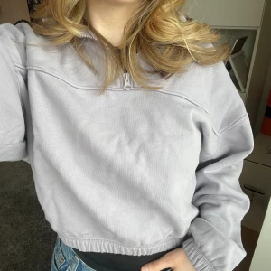 Sweatshirt från Weekday - Superfin sweatshirt från weekday i pastellila färg. Fint skick, knappt använd. Säljer pga att jag måste rensa garderoben! 💞🥰