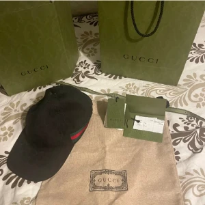 Gucci keps - Vill sälja min Gucci keps pågrund av bytte stil. Som ny skick, box, Påse och kvitto finns. Pris kan diskuteras vid snabb affär.