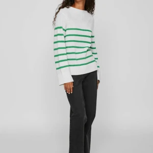 Stickad tröja  - Stickad tröja från Vero Moda i storlek M. Sparsamt använd och i superfint skick! 