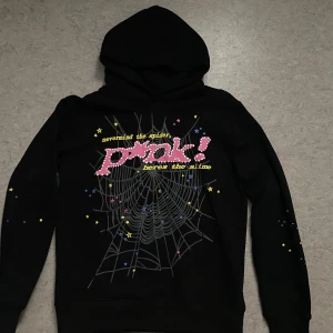 Sp5der ”pink” Spider Hoodie - sp5der hoodie inprincip helt ny, tvättad 1 gång men knappt använd.