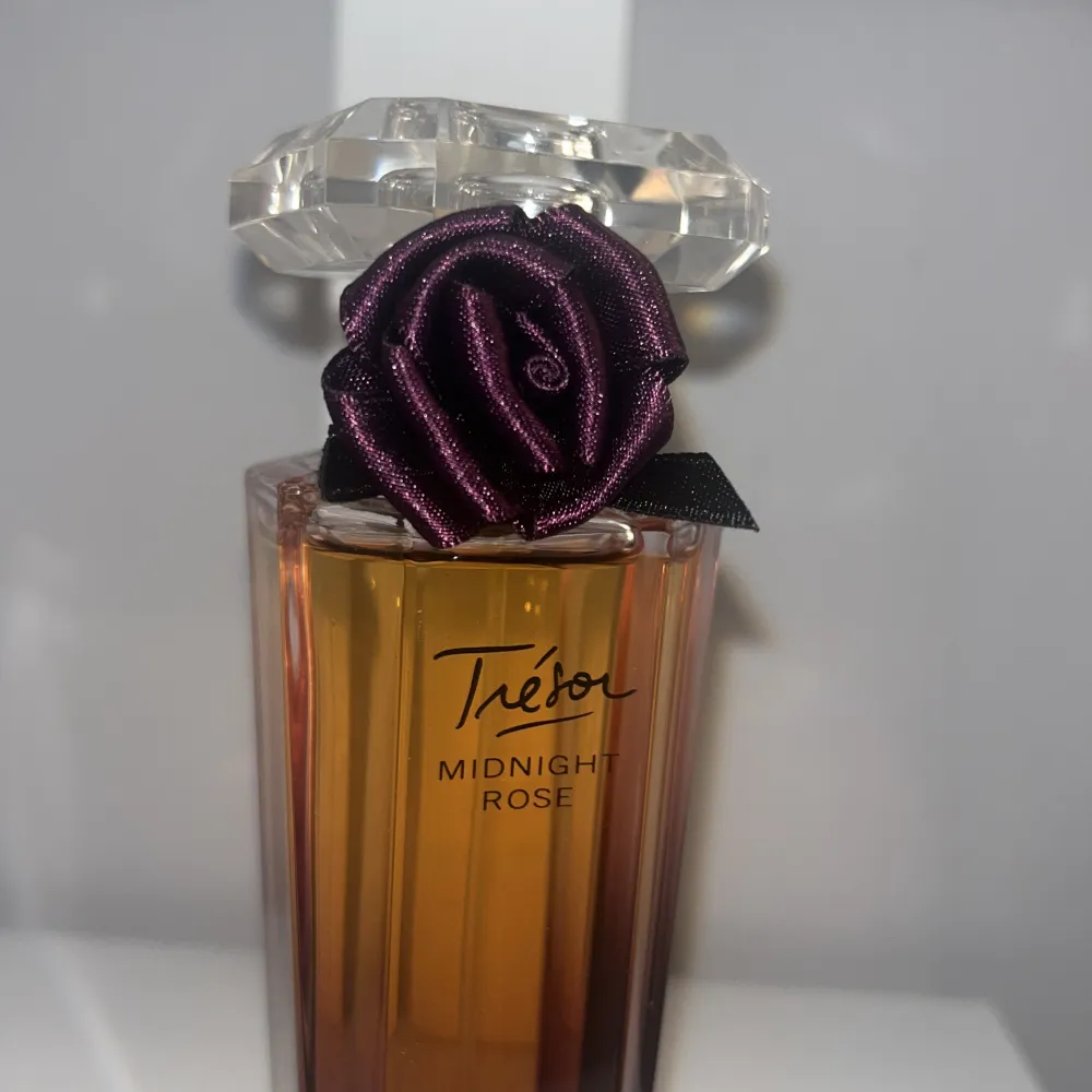 Oanvänd Lancôme Paris parfym 50 ml i doften midnight rose ❤️ fick denna  i present men gillar inte doften så säljer den. Endast provad två sprut ! Ingen förpackningen kvar❤️ lägg bud ny pris 959 kr❤️  toppnoter består av svarta vinbär,söt ros cederträ😍. Övrigt.