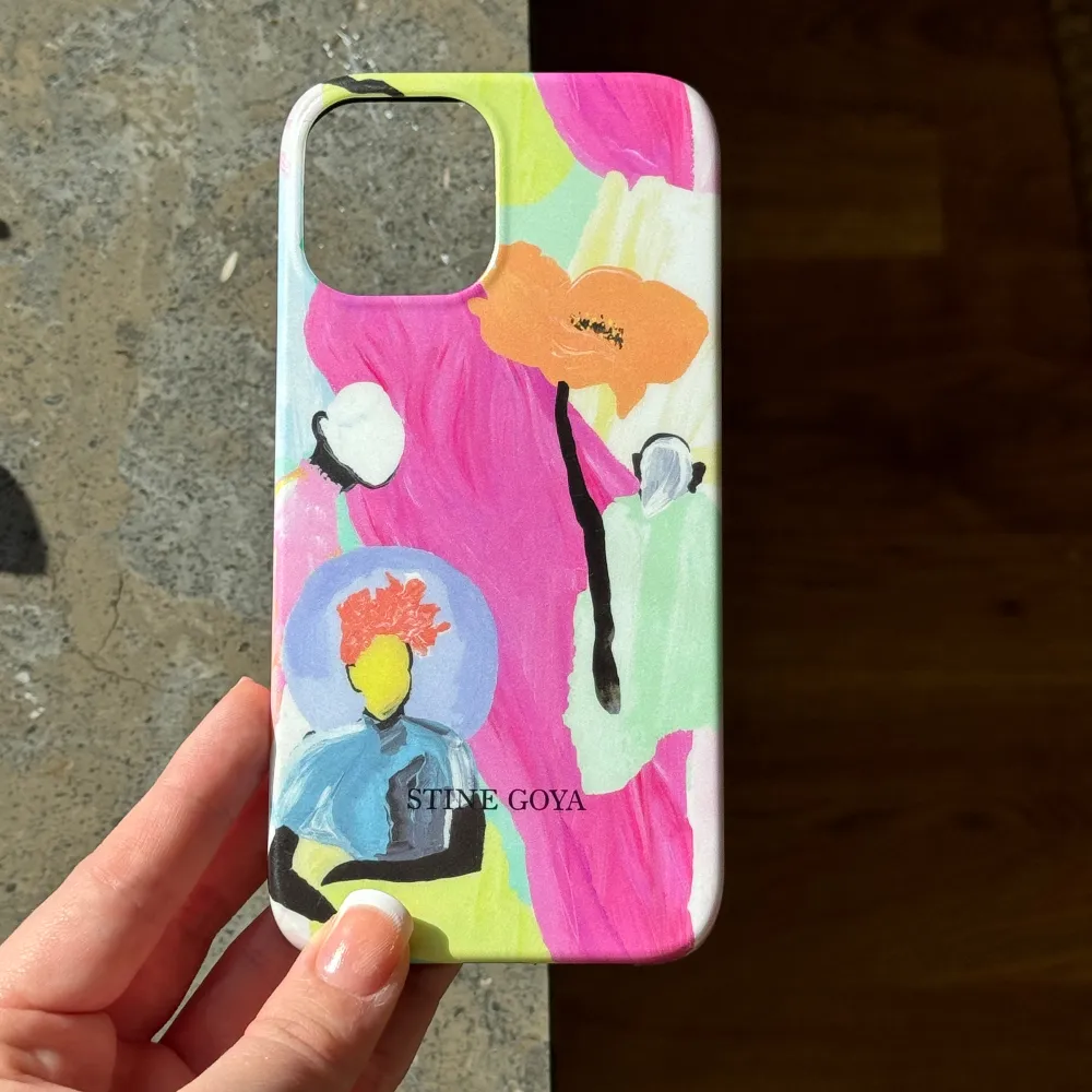 Jag älskarrrr denna! Från danska designern Stine Goya. Den är väldigt rare Stine Goya iPhone 12 Pro skal, de säljer inte detta längre🩷🎨 Är äkta och i mycket bra skick. Pris är 399 kr + frakt, men kan eventuellt förhandlas 🫶🏼. Accessoarer.