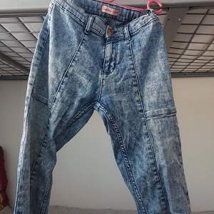 It is a tight pair of jeans. It is used a little. It is for 8  to 9 year old girls.  Prices can be lower if interested 