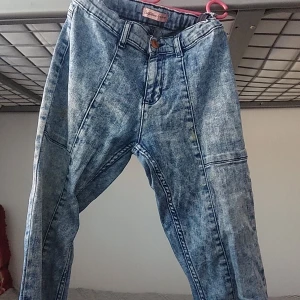 Jeans - It is a tight pair of jeans. It is used a little. It is for 8  to 9 year old girls.  Prices can be lower if interested 