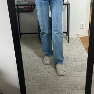 Jeans från mango i modell Kaia. Storlek S och i bra skick