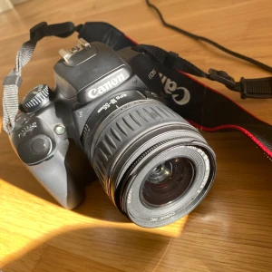 Canon kamera  - Säljer kameran för jag ska köpa en annan. Är i bra skick. 