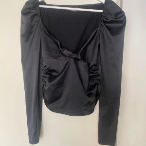 Topp - Säljer en svart festlig topp i silkes material! Otroligt snygg! 🖤