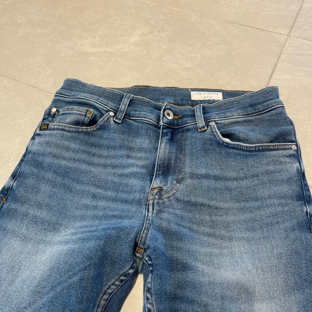 Säljer dessa snygga jeans från Tiger of Sweden, i strl 29 x 32. Skick 10/10. Modellen heter pistolero. Nypris 1500 kr. Personen på bilden är 182 cm. Skriv gärna vid fler frågor.. Jeans & Byxor.