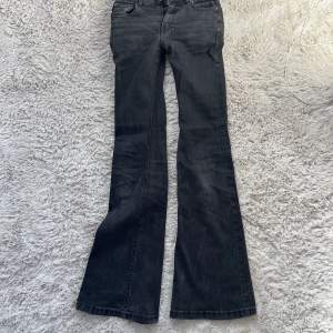 Lågmidjade svarta/mörkgråa jeans som tyvärr är för tajta💓De är långa och bra i längden för mig som är 165+😊 