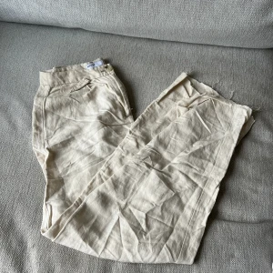 Linnebyxor  - Linnebyxor från bershka i storlek 38, använda fåtal gånger fortfarande i nyskick!