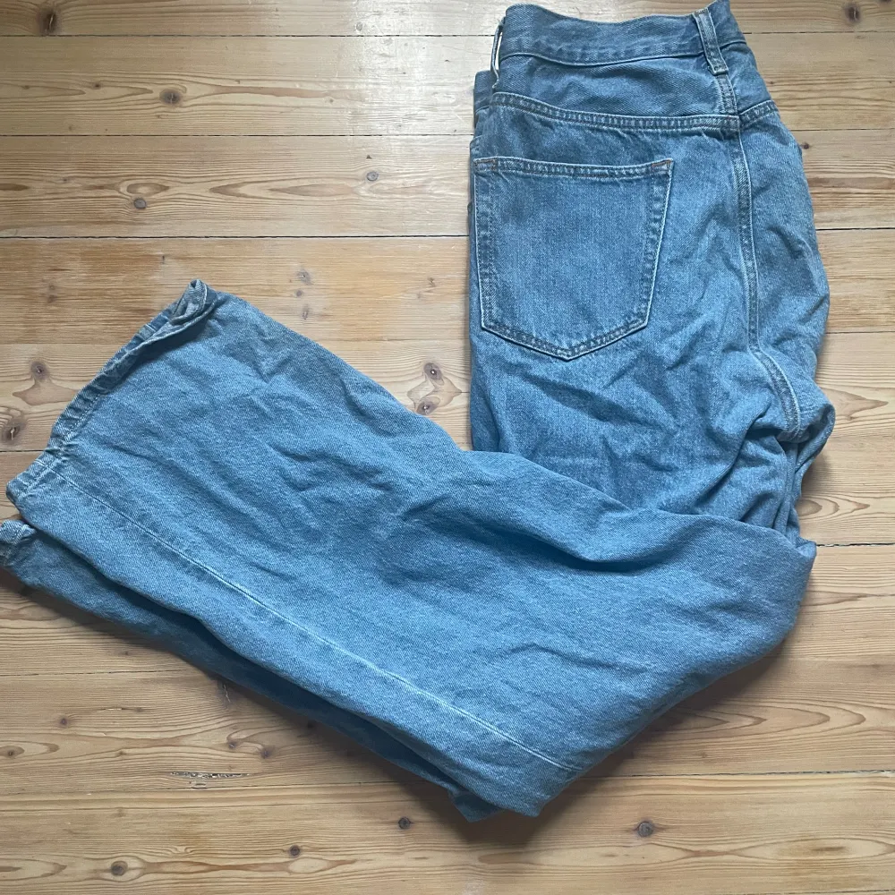 Baggy ljusblå jeans. Som inte är använda. Fråga om du vill ha bild eller om du har andra frågar.. Jeans & Byxor.