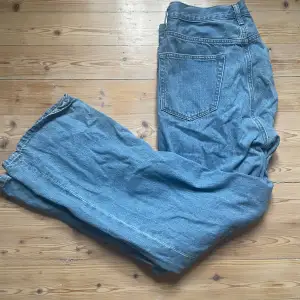 Baggy ljusblå jeans. Som inte är använda. Fråga om du vill ha bild eller om du har andra frågar.